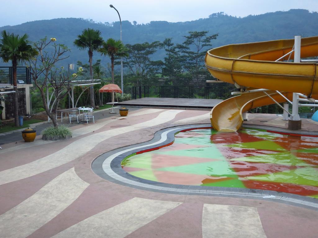 Bess Resort & Waterpark Hotel And Convention Malang Extérieur photo